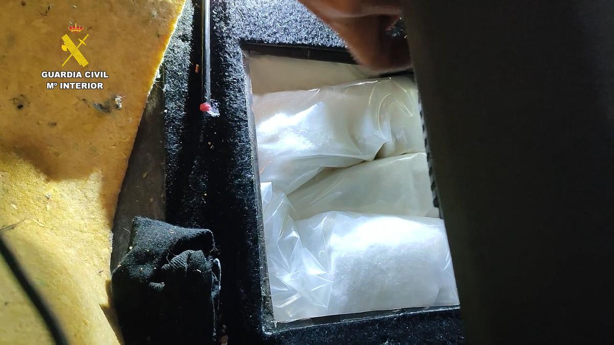 Al introducir el código correcto, se abría la trampilla que escondía la droga.