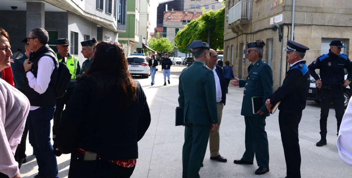 MIembros de la última Xunta Local de Seguridade, tras salir de la reunión en Cangas.
