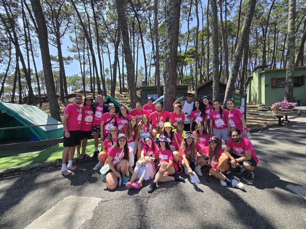 Monitores de Golfiño Xestión de Ocio, la empresa arousana que se encarga del campamento y los niños.