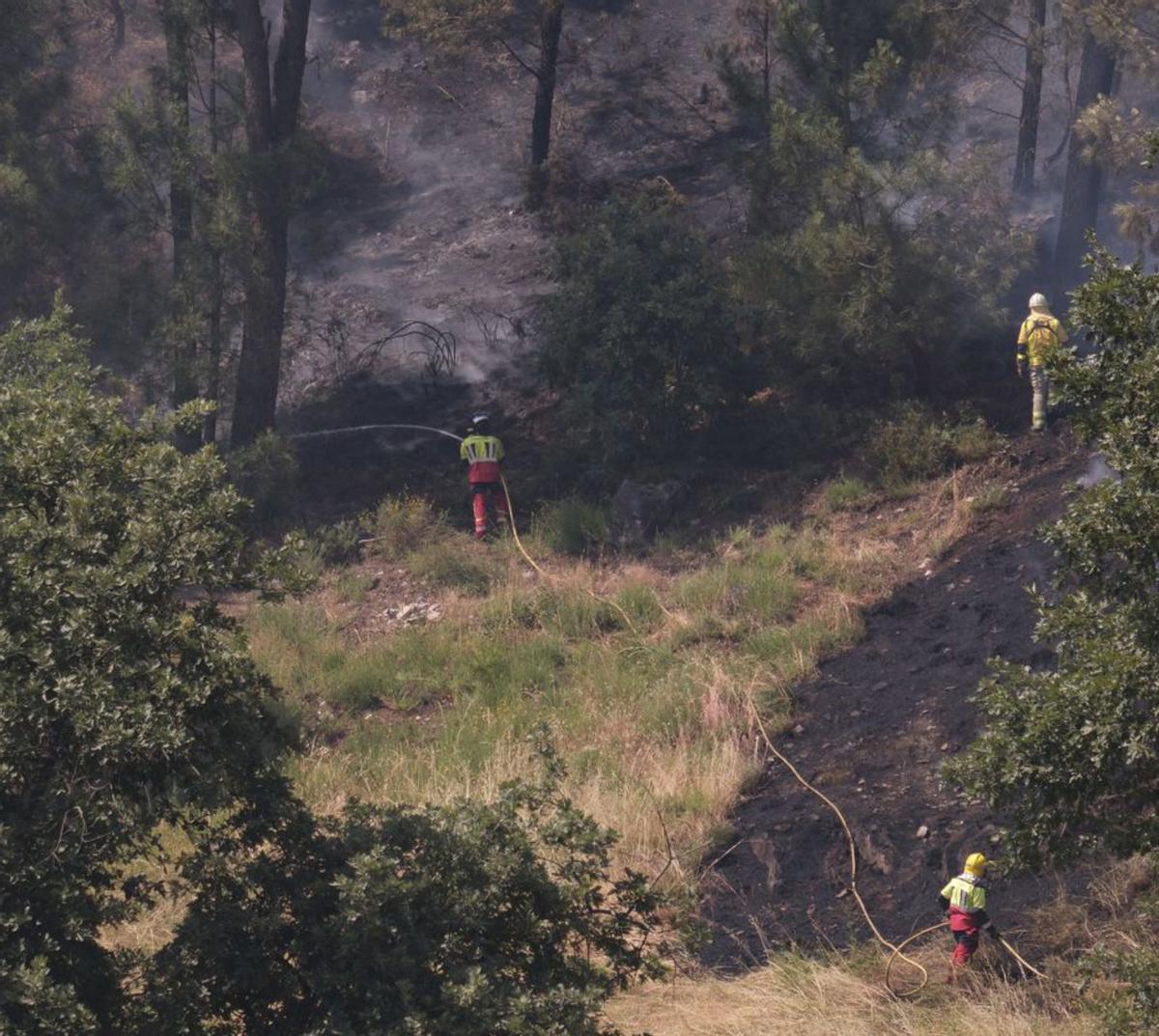 Un helicóptero descarga auga en la zona del incendio de Covadonga. | Roi Cruz
