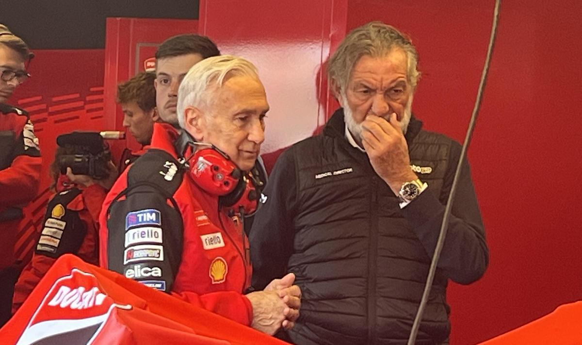 El doctor Àngel Charte, jefe de los servicios médicos de MotoGP, intenta tranquilizar a Davide Tardozzi, Team Manager del equipo Ducati.DargP, conelnge