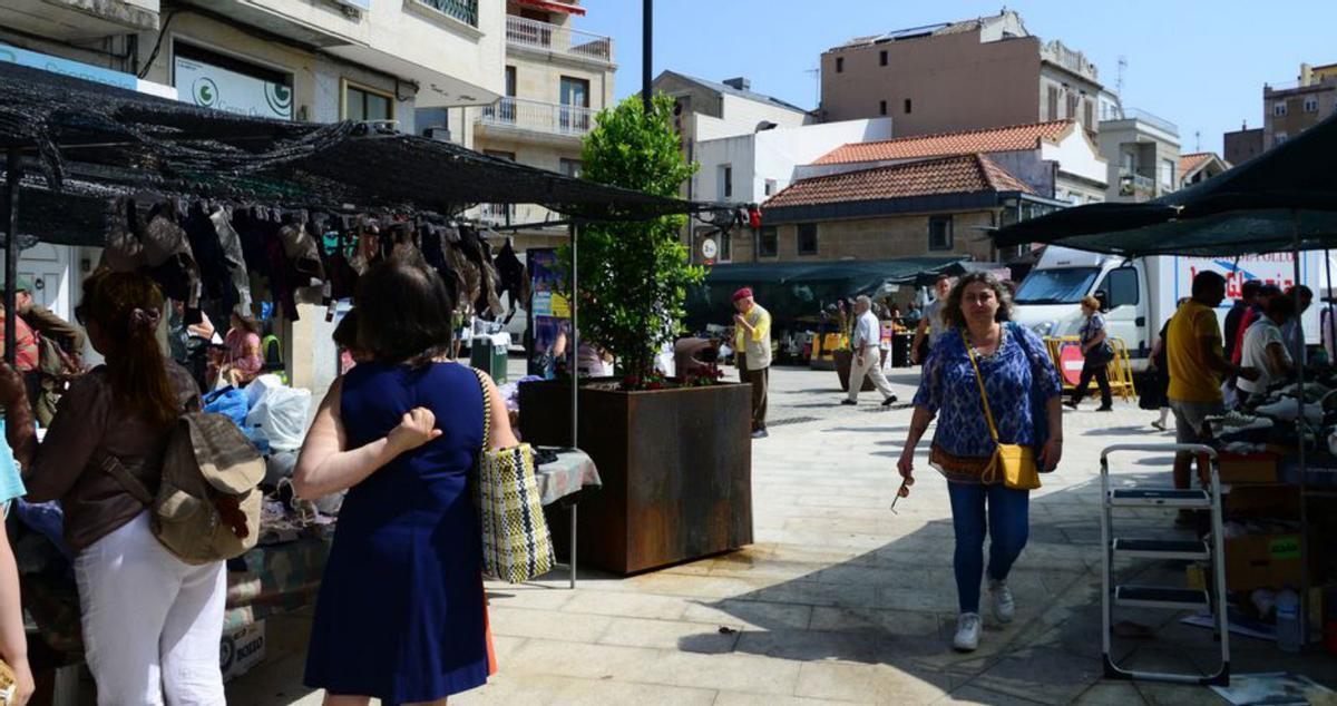 El mobiliario urbano interfiere entre los puestos. | |