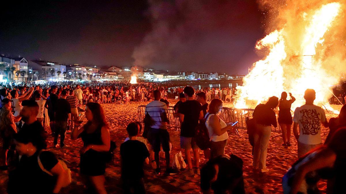 Hogueras en la playa de Panxón iluminando la noche más mágica.