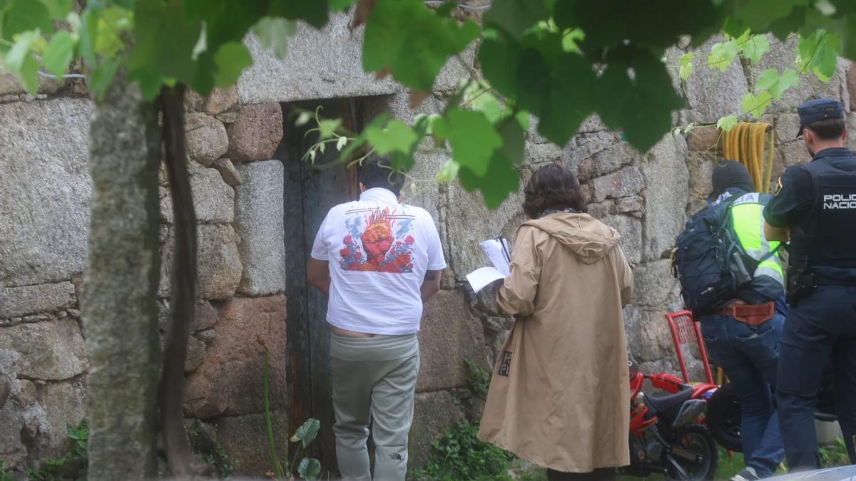 Uno de los detenidos en András, Vilanova de Arousa, durante el registro de una vivienda.