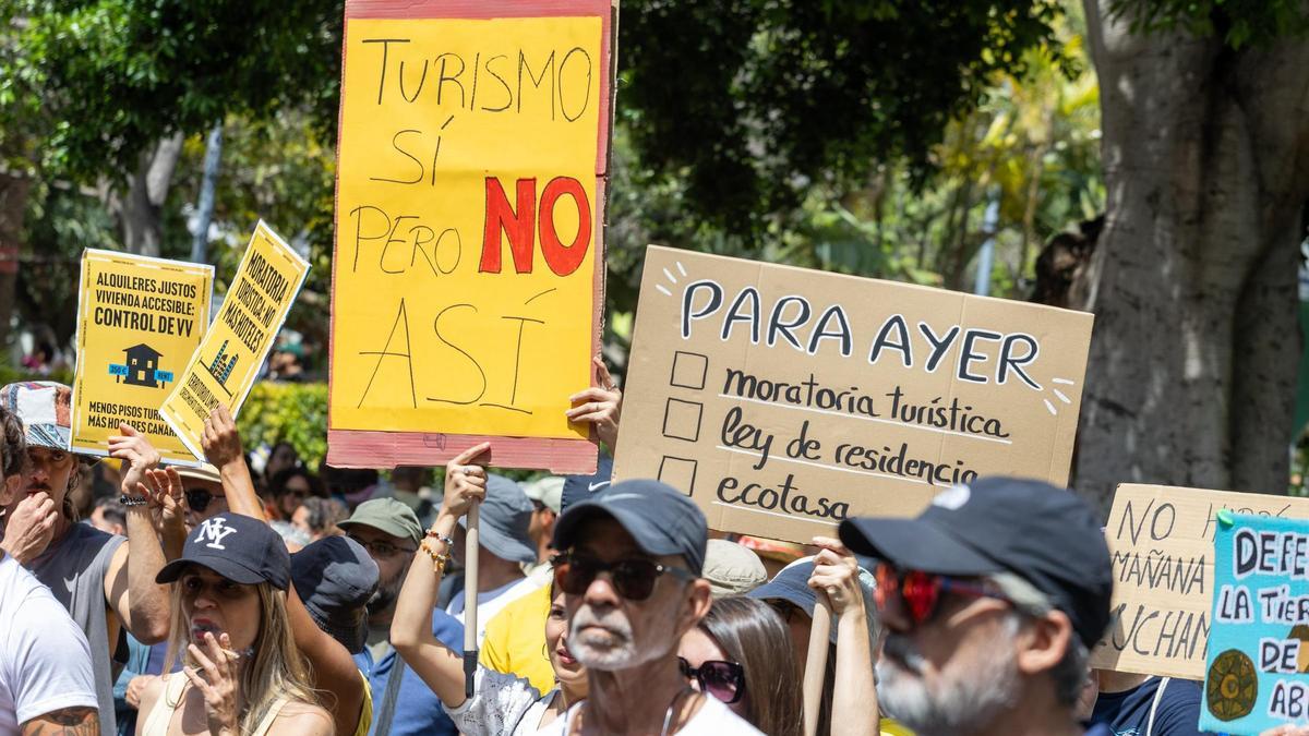 Varias personas durante una manifestación contra el turismo masivo, el pasado 18 de mayo en Santa Cruz de Tenerife.