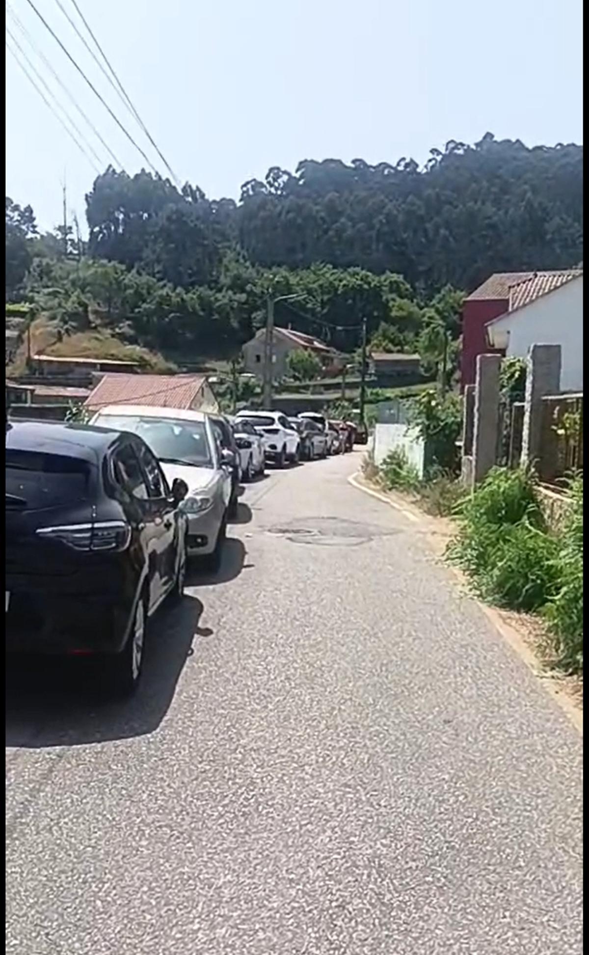 Coches mal estacionados ayer en línea amarilla en Pinténs, en O Hío.