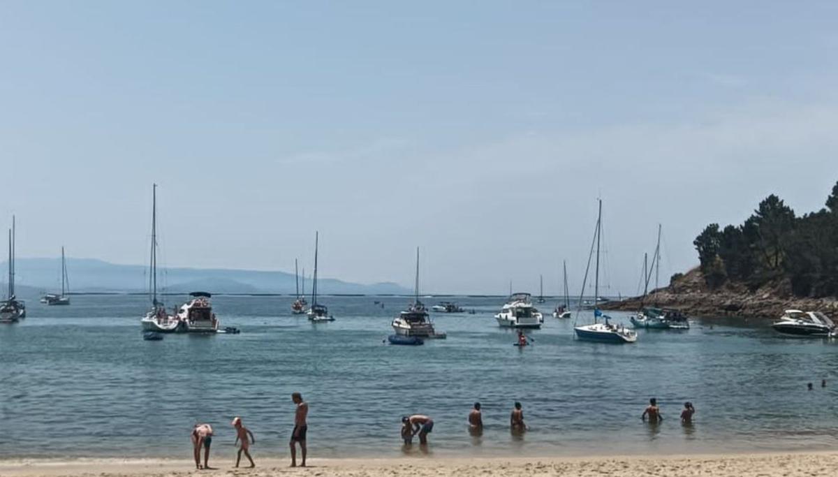 Barcos fondeados ayer en Liméns. | Santos Álvarez