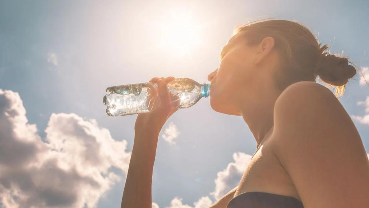 Hidratarse adecuadamente es fundamental durante los días de calor