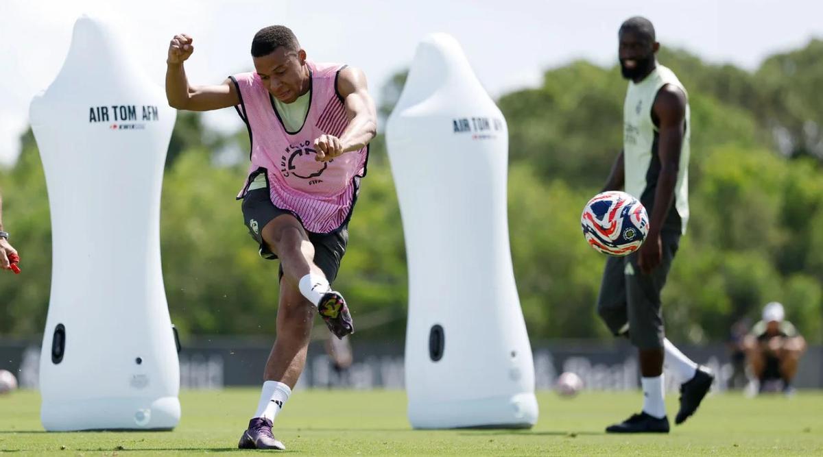 Mbappé dispara un balón junto a Rüdiger en el primer entrenamiento del Real Madrid en EEUU.
