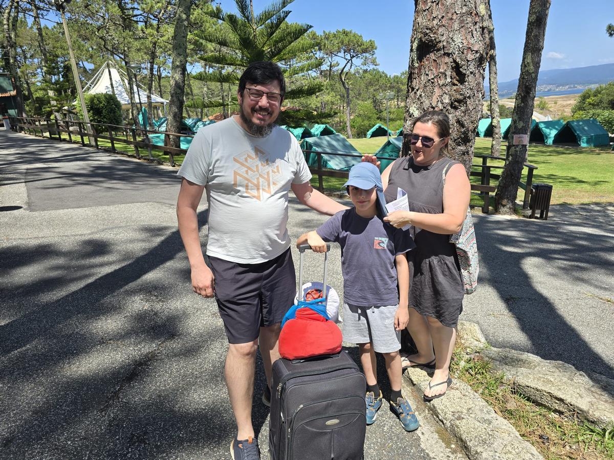 Hugo (Vigo) y sus padres , Tamara y Emilio, fueron los primeros en acceder al recinto.