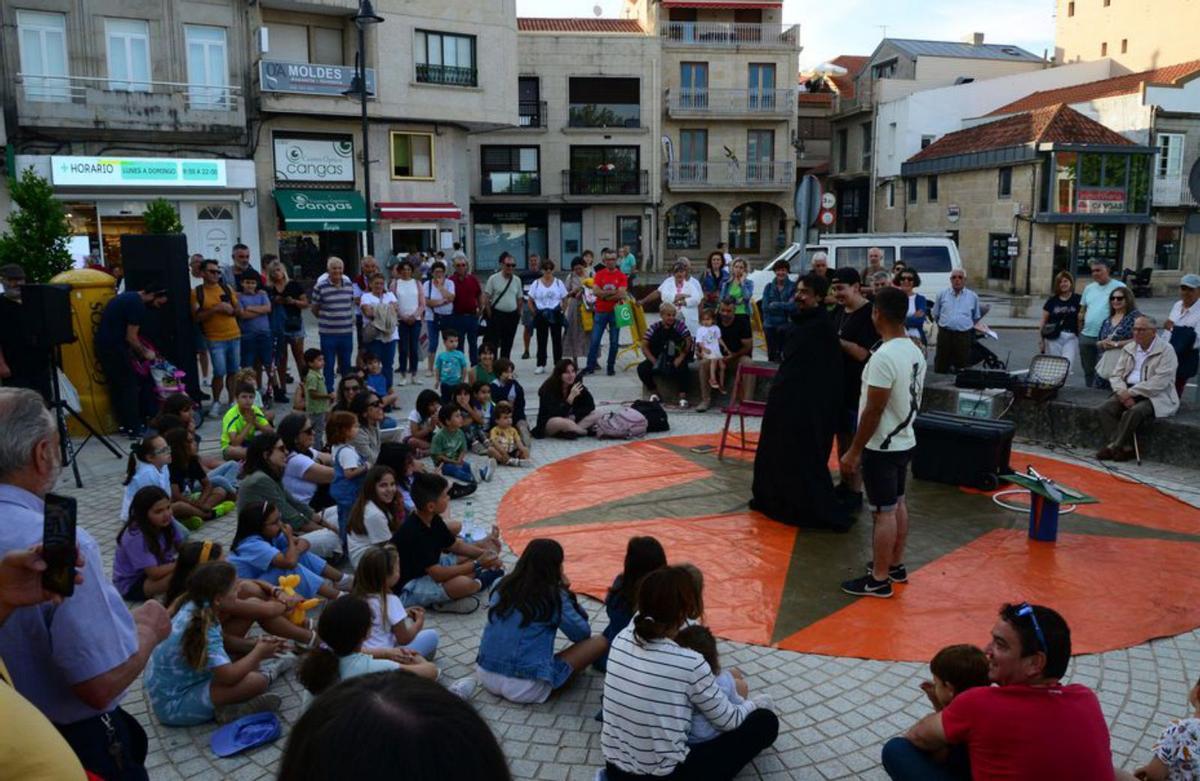 Público asistiendo al concierto de Belas Artes. Abajo, animación «Un circo de contos». | G.Núñez