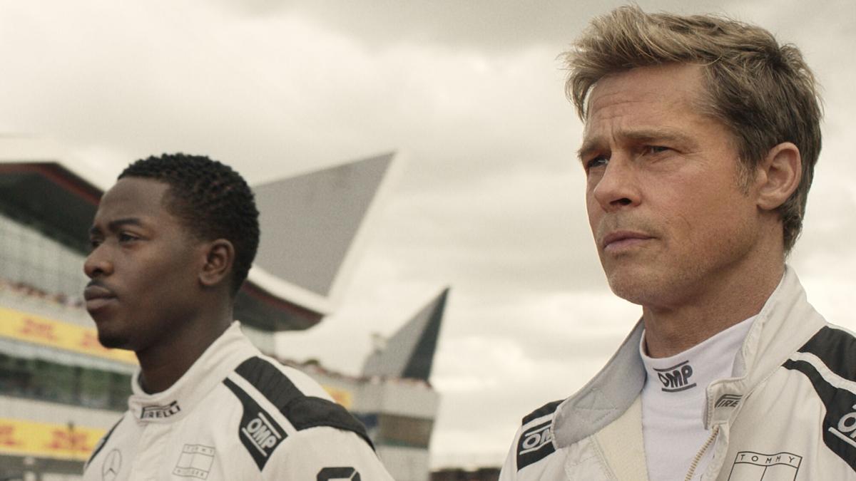 Los actores Brad Pitt (d) y Damson Idris (i), en una escena de la película 'F1' llega el viernes a los cines españoles con el objetivo de convertirse en el taquillazo del verano, aprovechando el tirón de Brad Pitt y el buen juego que da el deporte en el cine. EFE/ Warner Bros. Pictures / Apple Original Films/scott Garfield SOLO USO EDITORIAL/SOLO DISPONIBLE PARA ILUSTRAR LA NOTICIA QUE ACOMPAÑA (CRÉDITO OBLIGATORIO). SOLO USO EDITORIAL/SOLO DISPONIBLE PARA ILUSTRAR LA NOTICIA QUE ACOMPAÑA (CRÉDITO OBLIGATORIO)