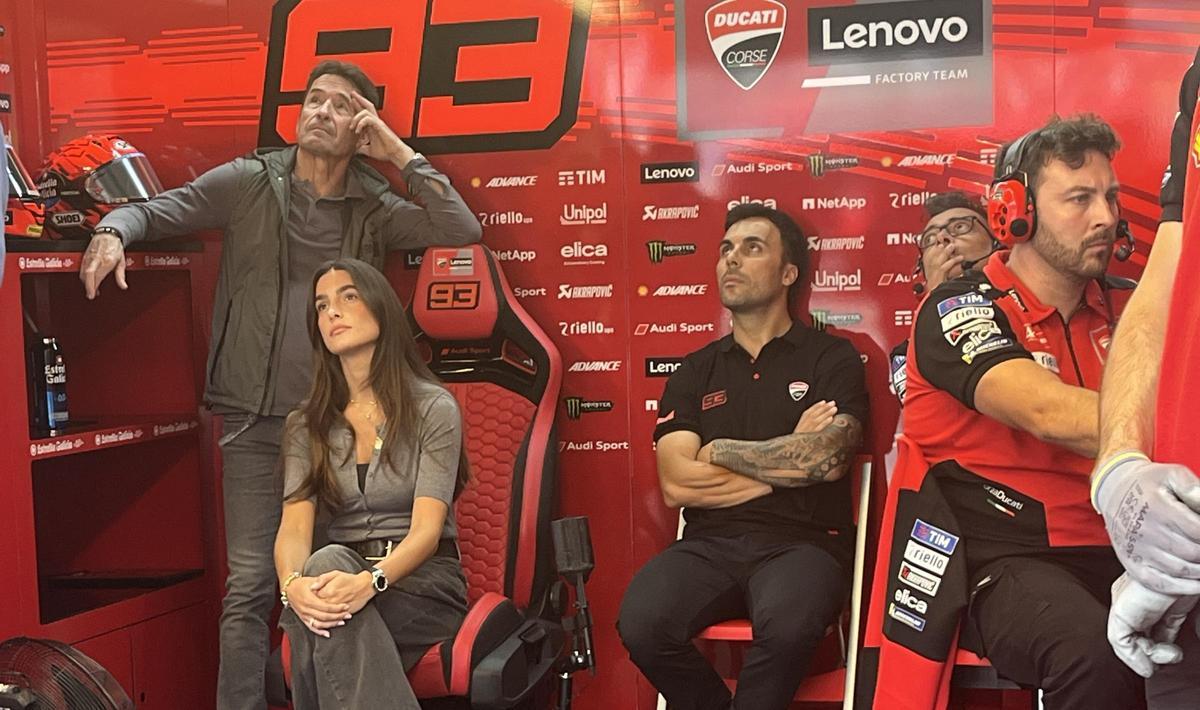 Gemma Pinto, pareja de Marc, junto a Julia Márquez y José Luis Martínez, asistente del ocho veces campeón del mundo, observan inquietos, en TV, la vuelta de Marc.