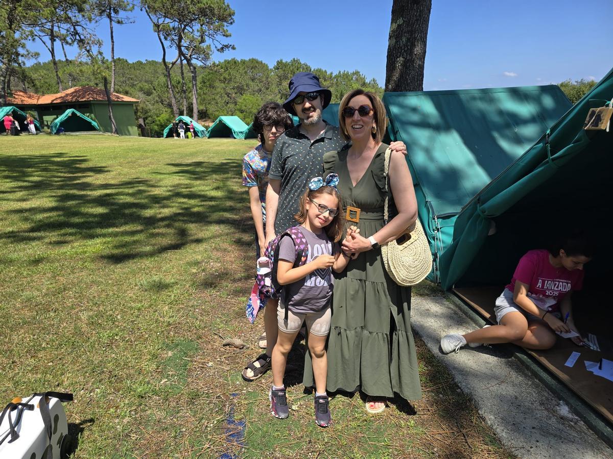 Clara (Moaña), su hermano Mario y sus padres, Dani y Susana.