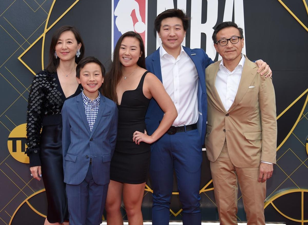 Joe Tsai (d), nuevo propietario de los Nets, junto a su familia.