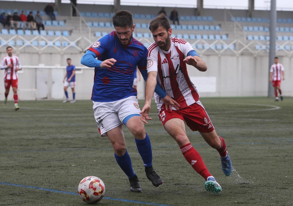 Abel Martínez pugna con un rival en un partido del Alondras en O Morrazo.