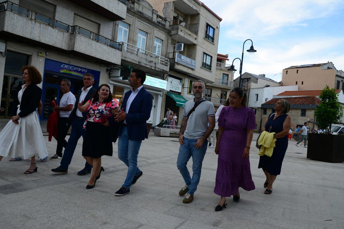 Representantes políticos haciendo el recorrido por la nueva zona peatonal.