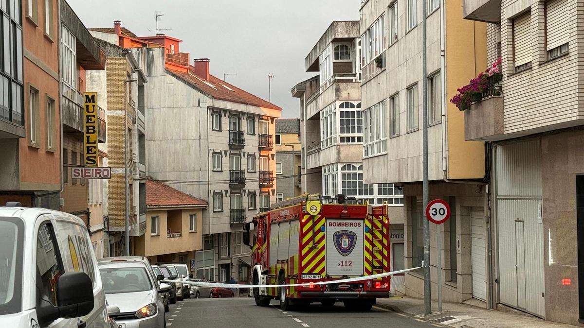La calle Rodo cortada y un camión de bomberos del parque intercomarcal