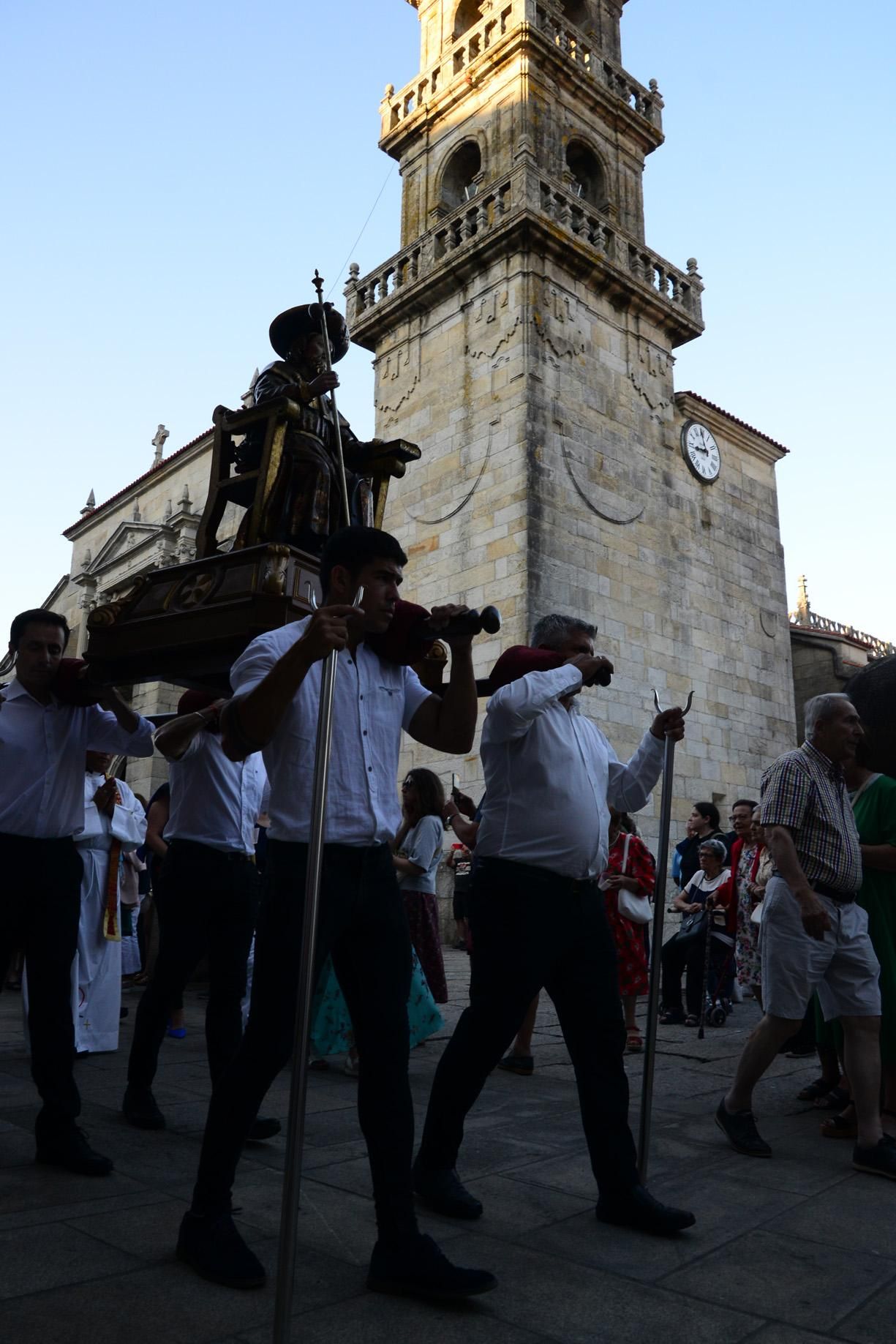 Cangas honra ao seu patrón con procesión e danza