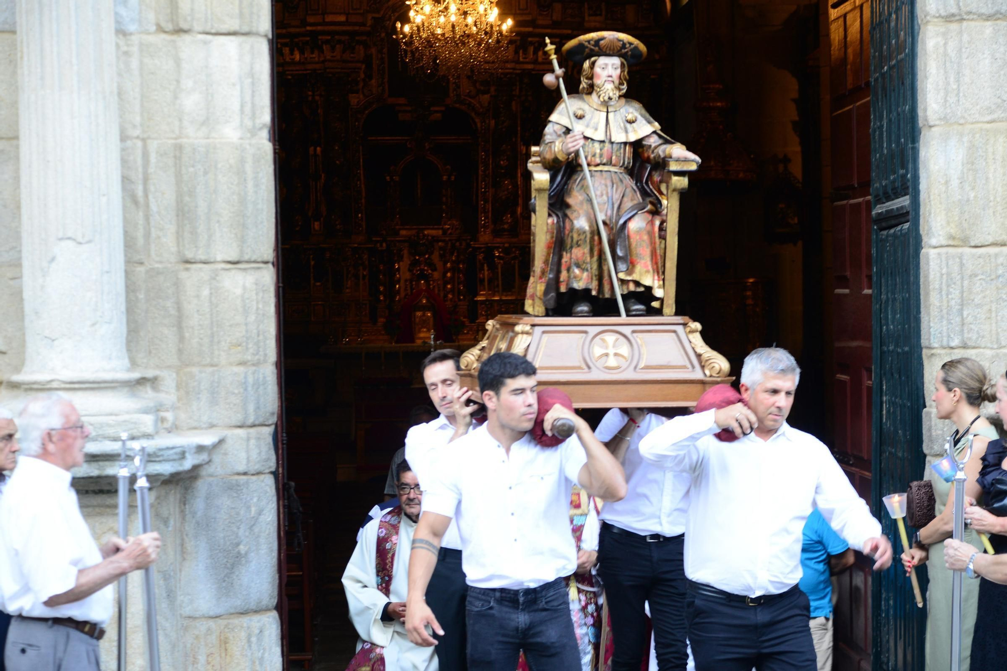 Cangas honra ao seu patrón con procesión e danza