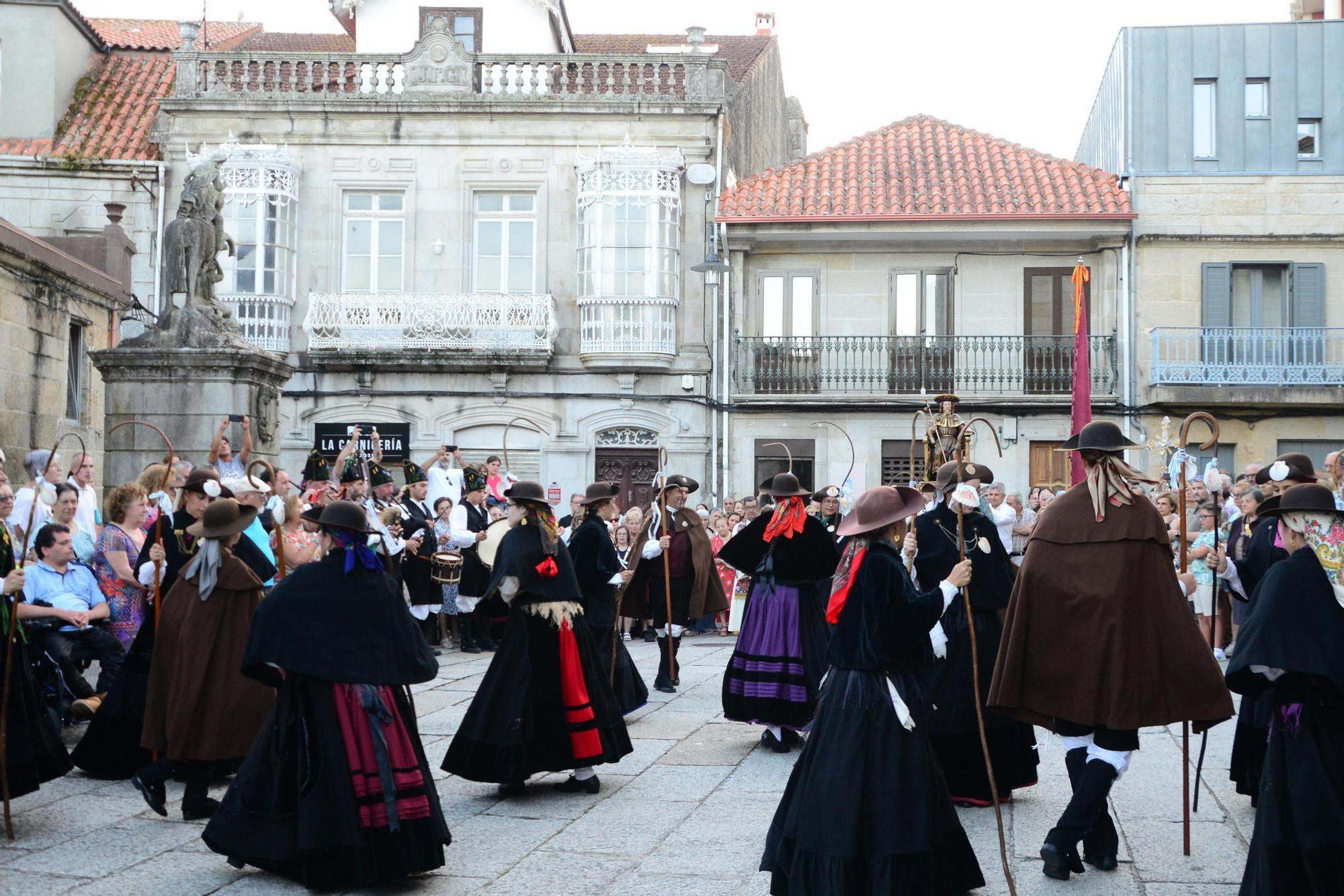 Cangas honra ao seu patrón con procesión e danza