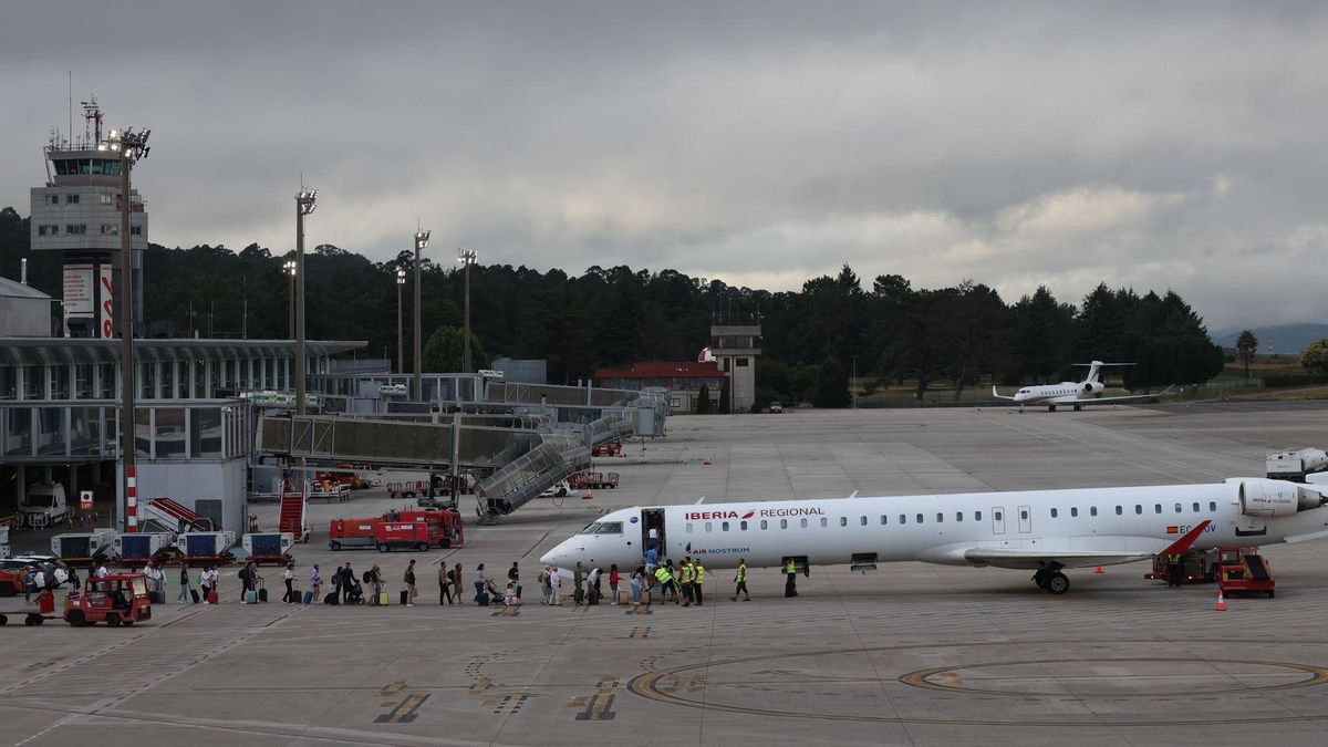 Primer vuelo operado por Air Nostrum con destino a Lanzarote desde el aeropuerto de Peinador.