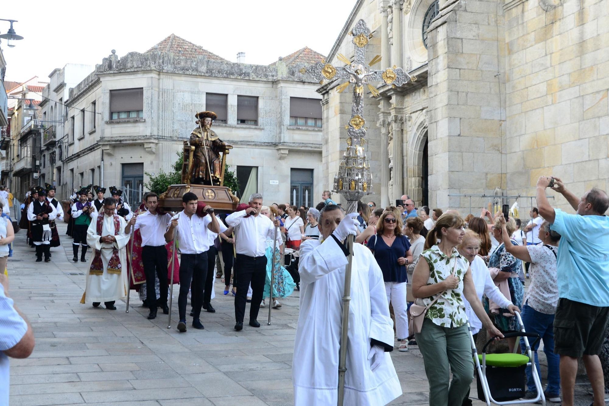 Cangas honra ao seu patrón con procesión e danza