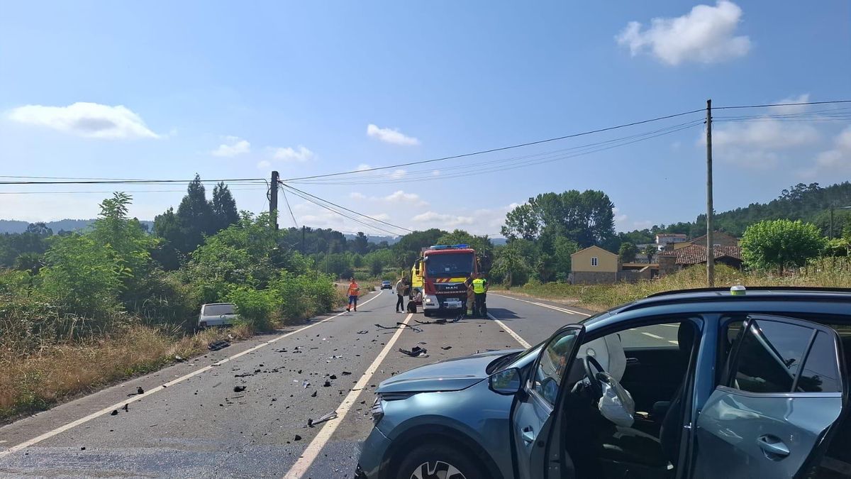 Hasta el lugar se desplazaron efectivos de Emerxencias A Estrada, el 061 y la Guardia Civil.