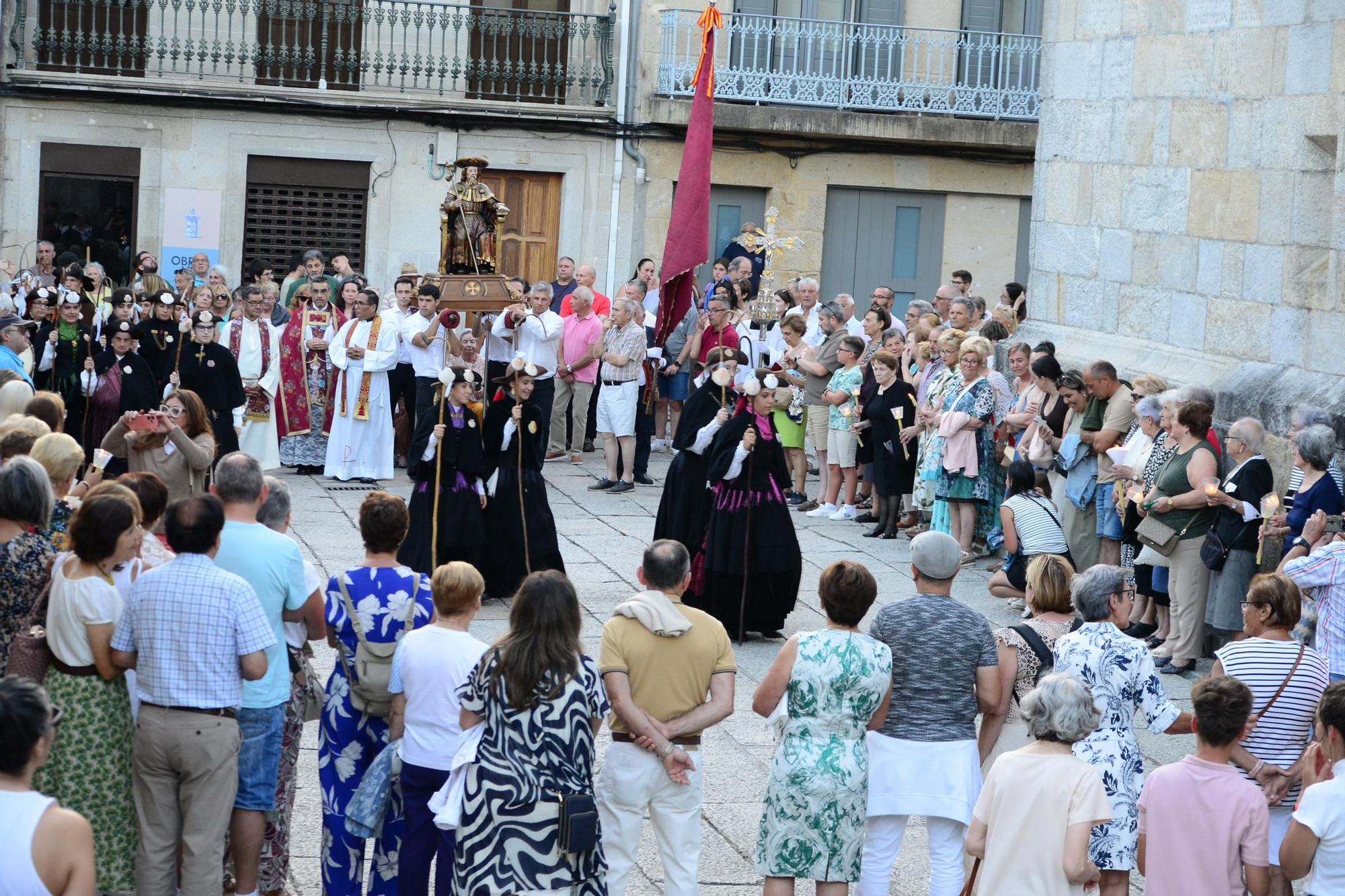 Cangas honra ao seu patrón con procesión e danza