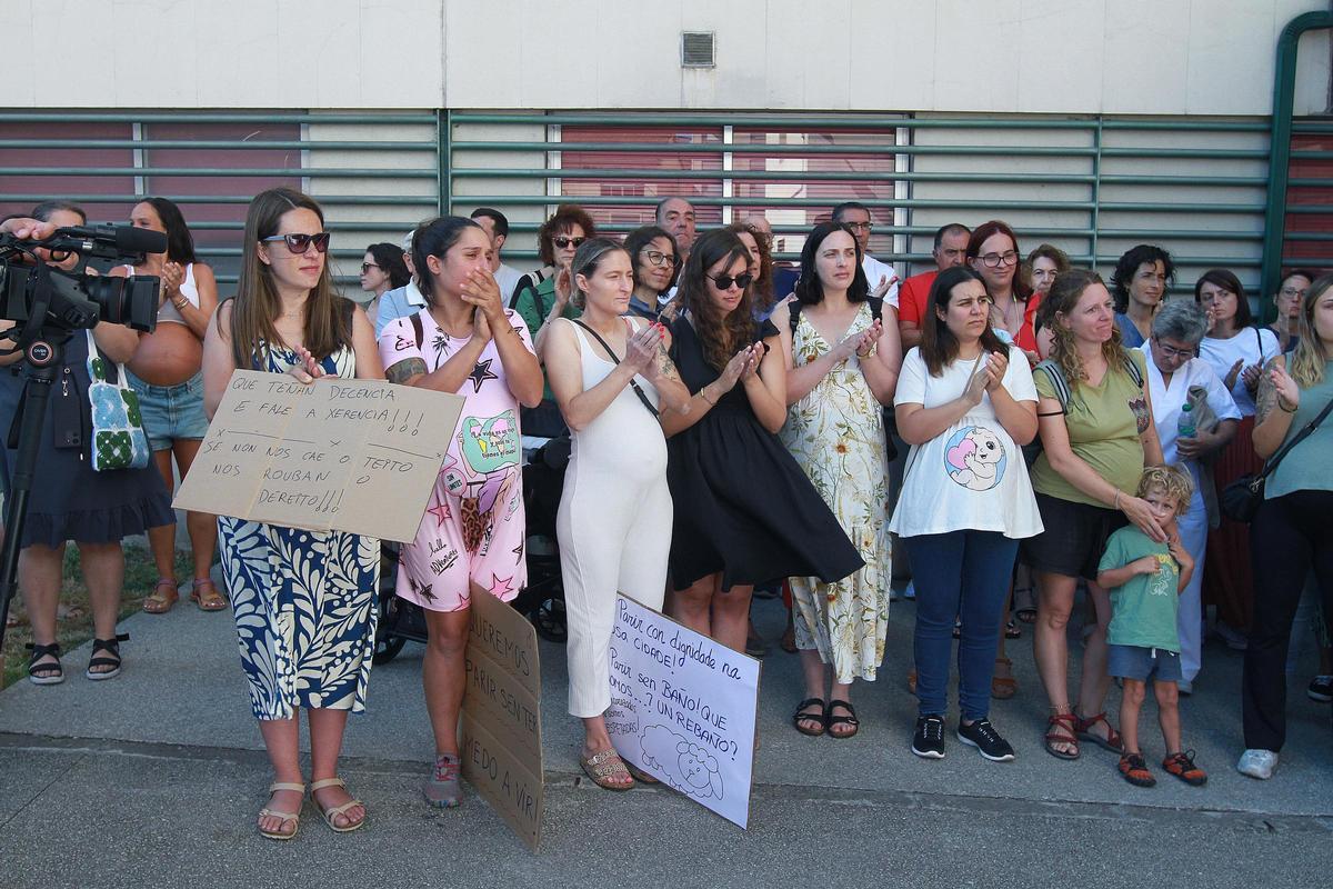 Mujeres embarazadas participantes en la concentración, tras la lectura del manifiesto.