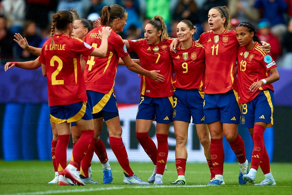 Las futbolistas de España celebran un tanto ante Bélgica