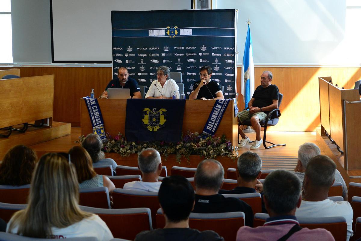 La asamblea del Balonmán Cangas, con la presencia en la mesa, de izquierda a derecha, del director deportivo, Óscar Fernández, el presidente, Alberto González; y los directivos José Manuel Piñeiro y Orlando Galiñanes.
