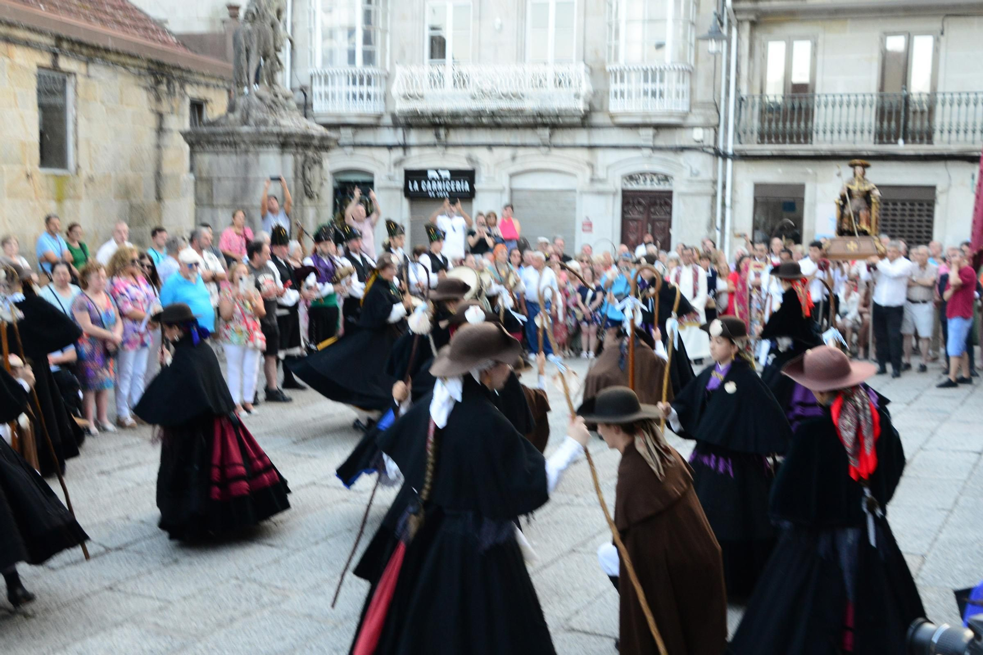 Cangas honra ao seu patrón con procesión e danza