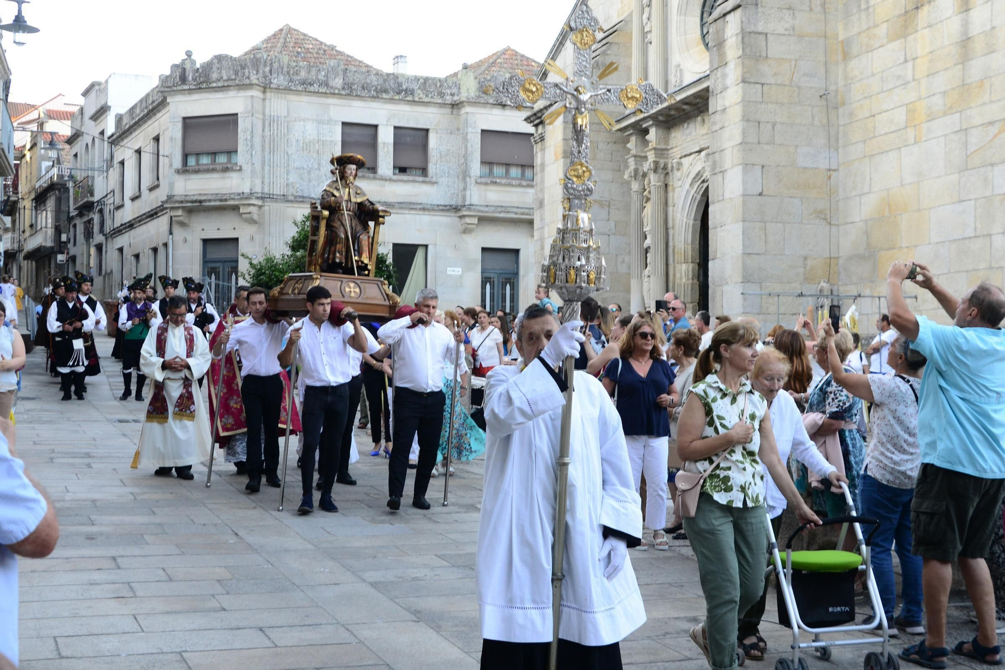 Cangas honra ao seu patrón con procesión e danza