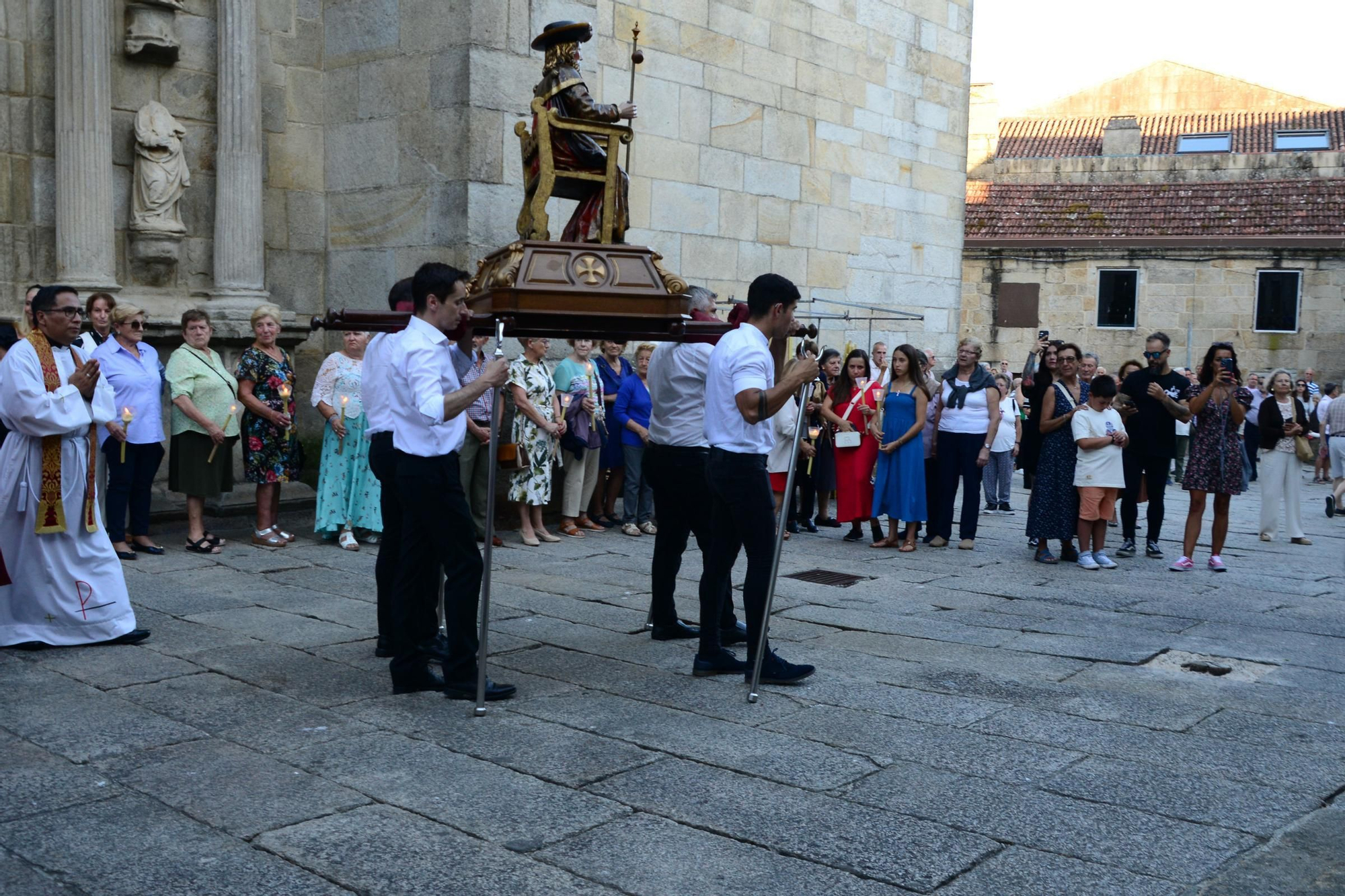 Cangas honra ao seu patrón con procesión e danza