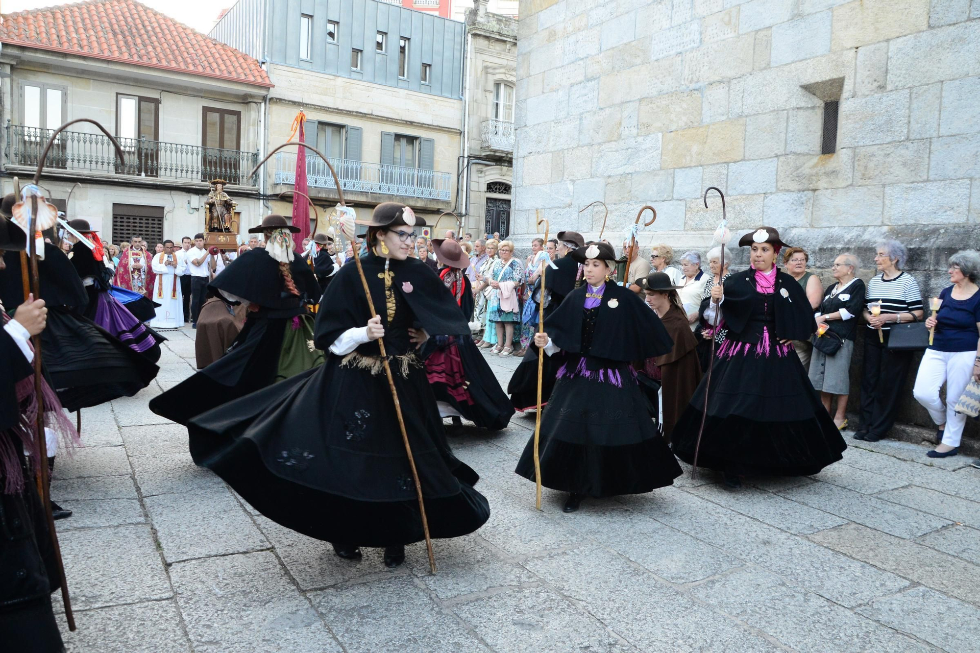 Cangas honra ao seu patrón con procesión e danza