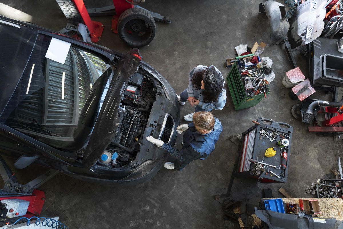 Reparar coche mecánico taller verano viajar neomotor (2) min
