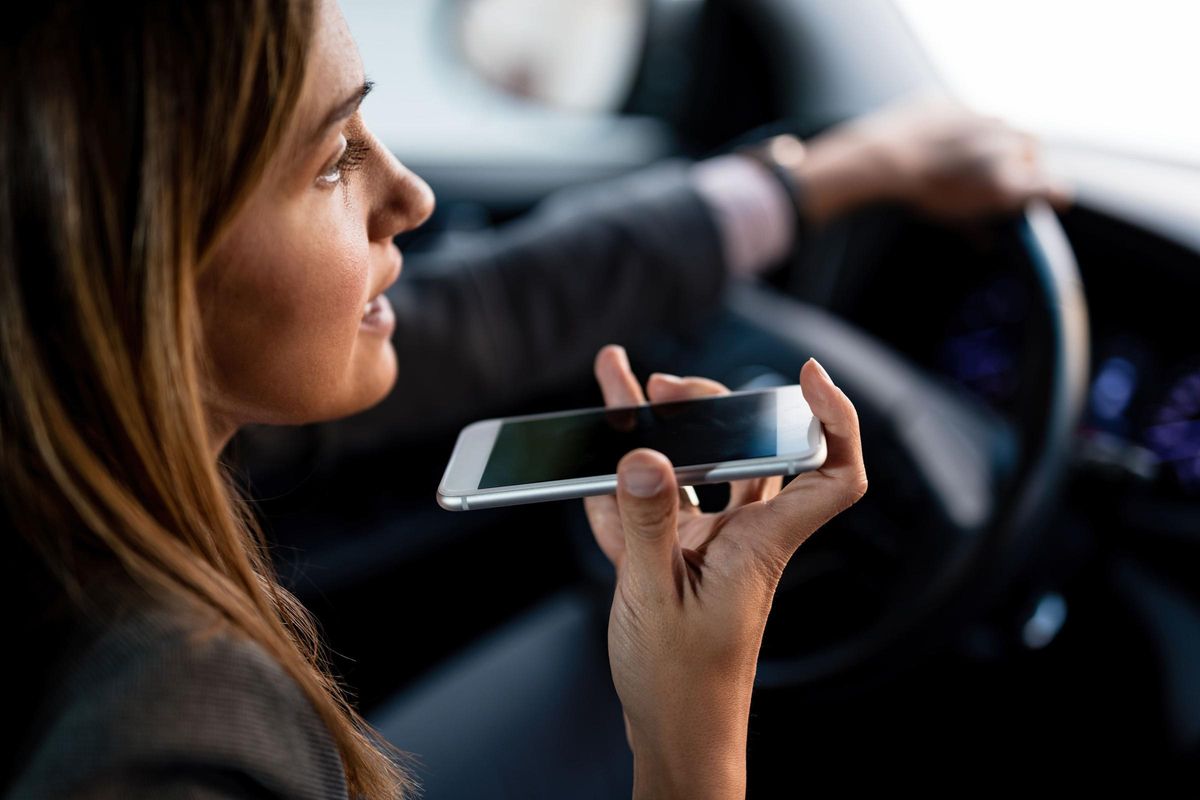 Conducir usando el teléfono móvil es una infracción grave