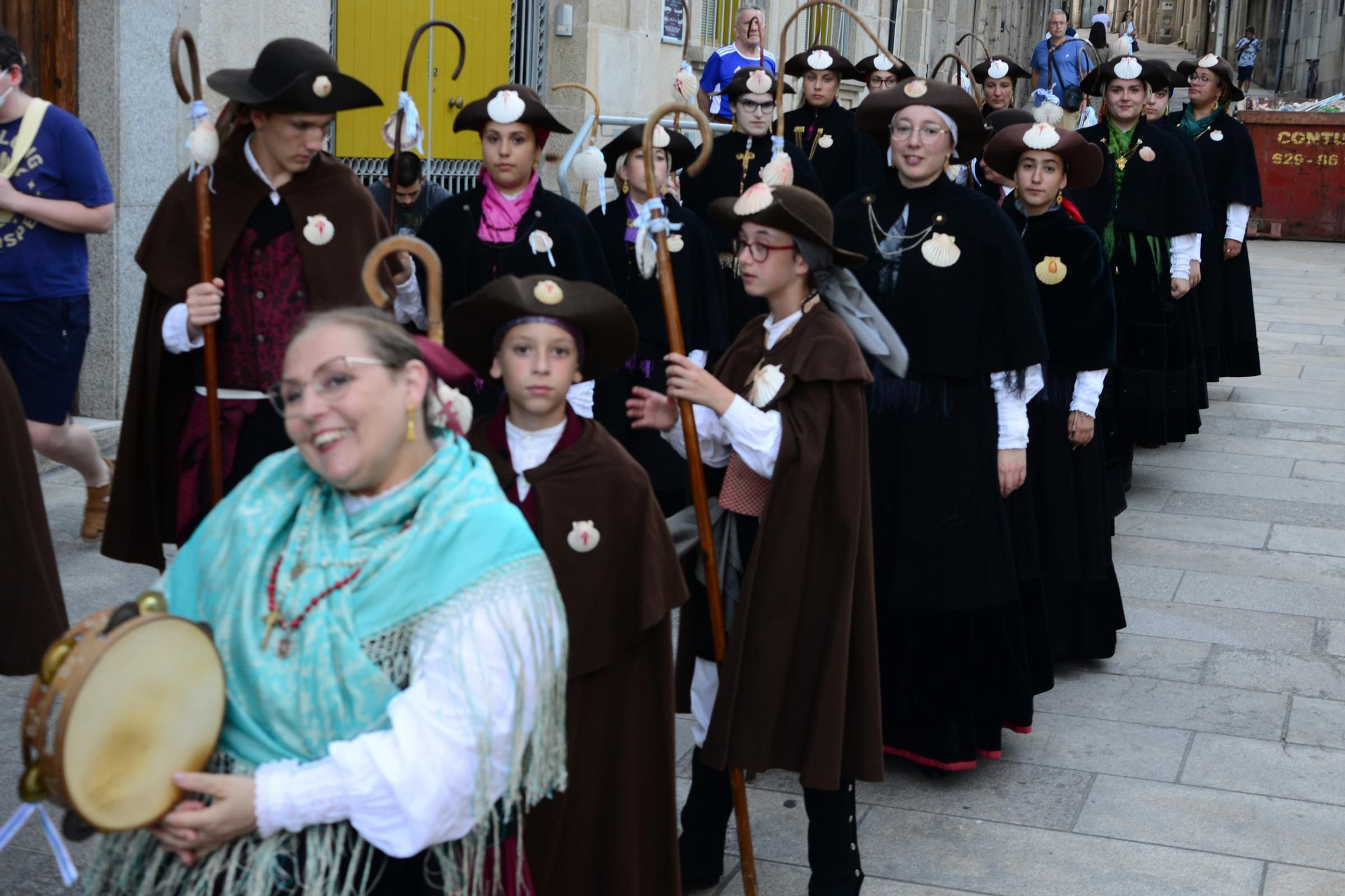 Cangas honra ao seu patrón con procesión e danza