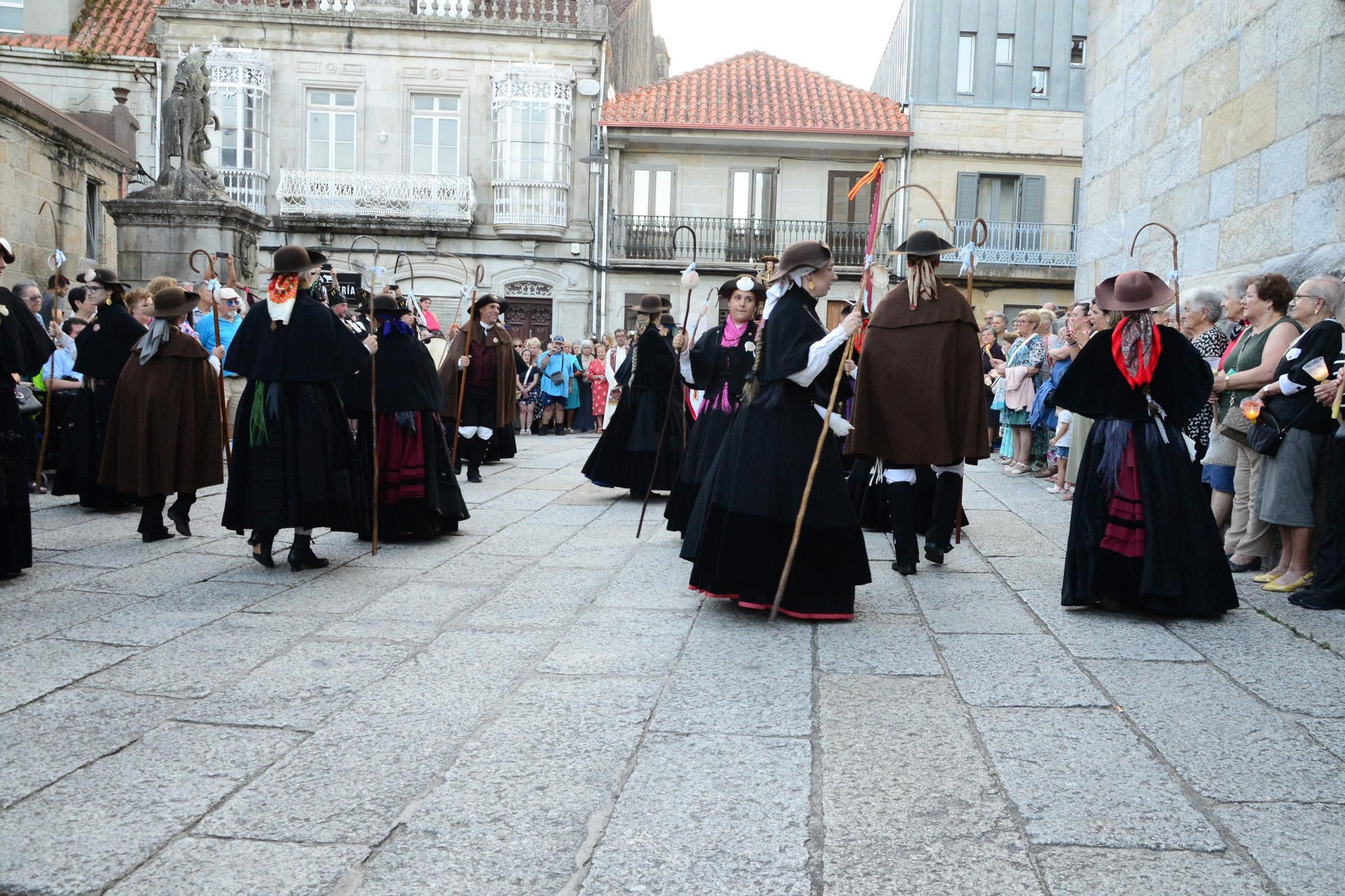 Cangas honra ao seu patrón con procesión e danza