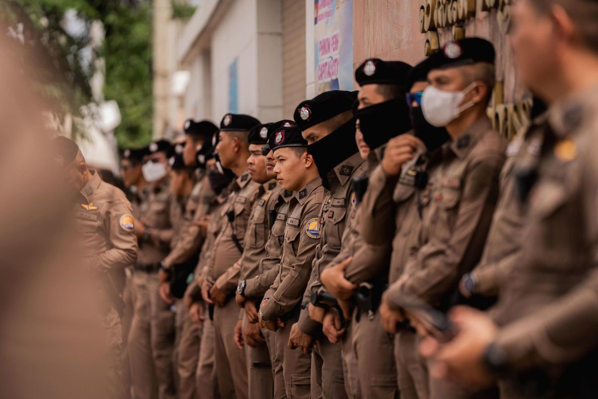 Policías de Tailandia frente a la Embajada de Camboya en Bangkok durante una protesta por las tensiones en la frontera común (archivo)