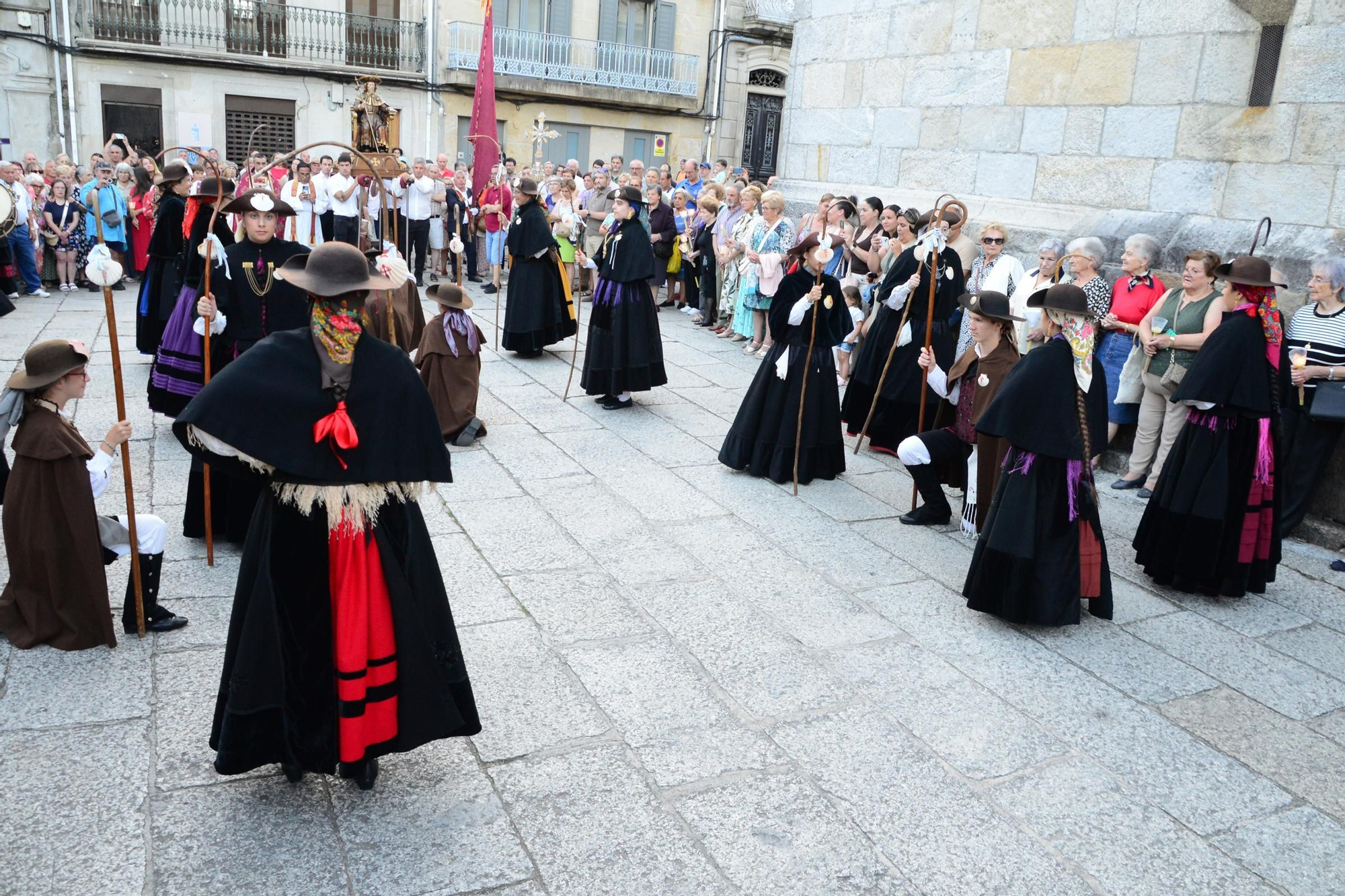 Cangas honra ao seu patrón con procesión e danza