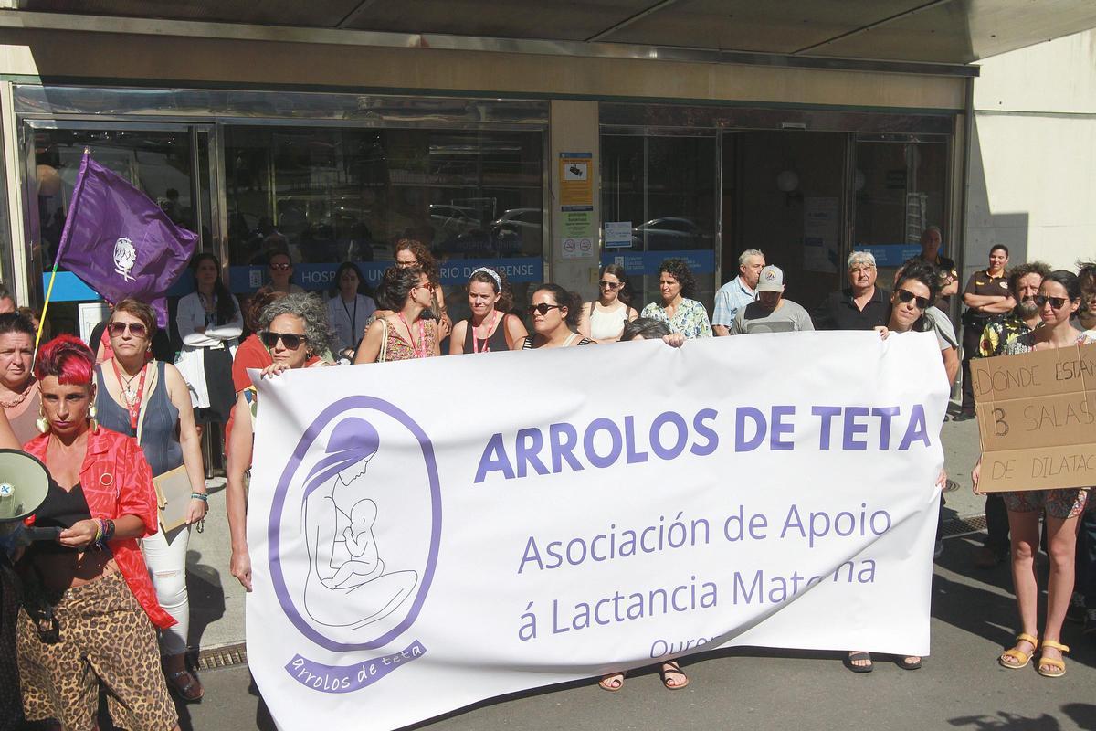 Arrolos de Teta apoyó la movilización a las puertas del Materno Infantil de Ourense.