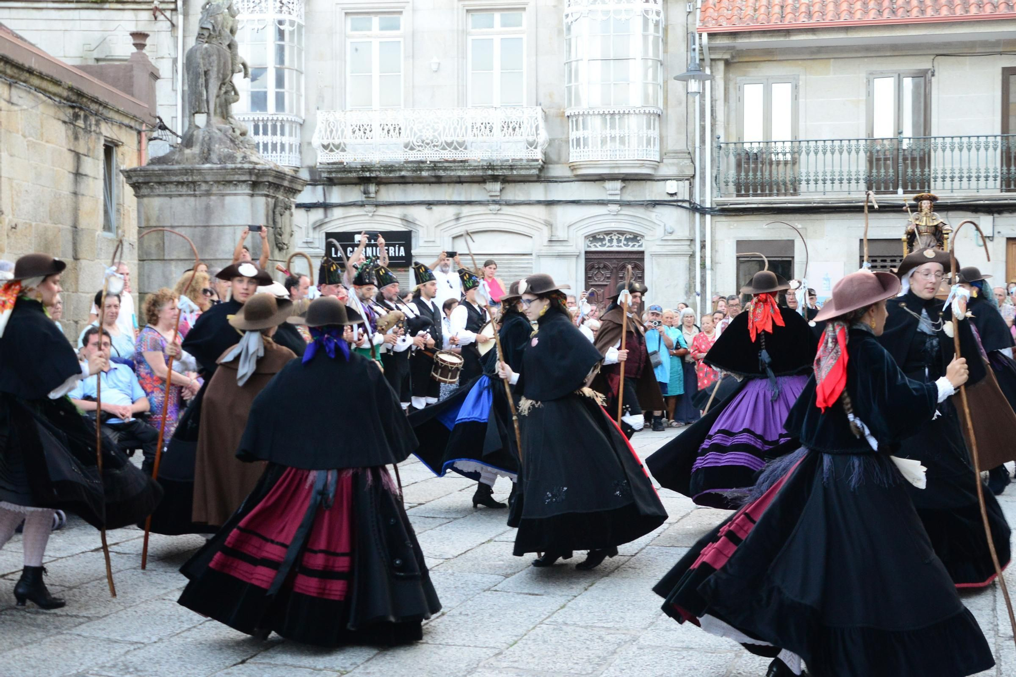 Cangas honra ao seu patrón con procesión e danza