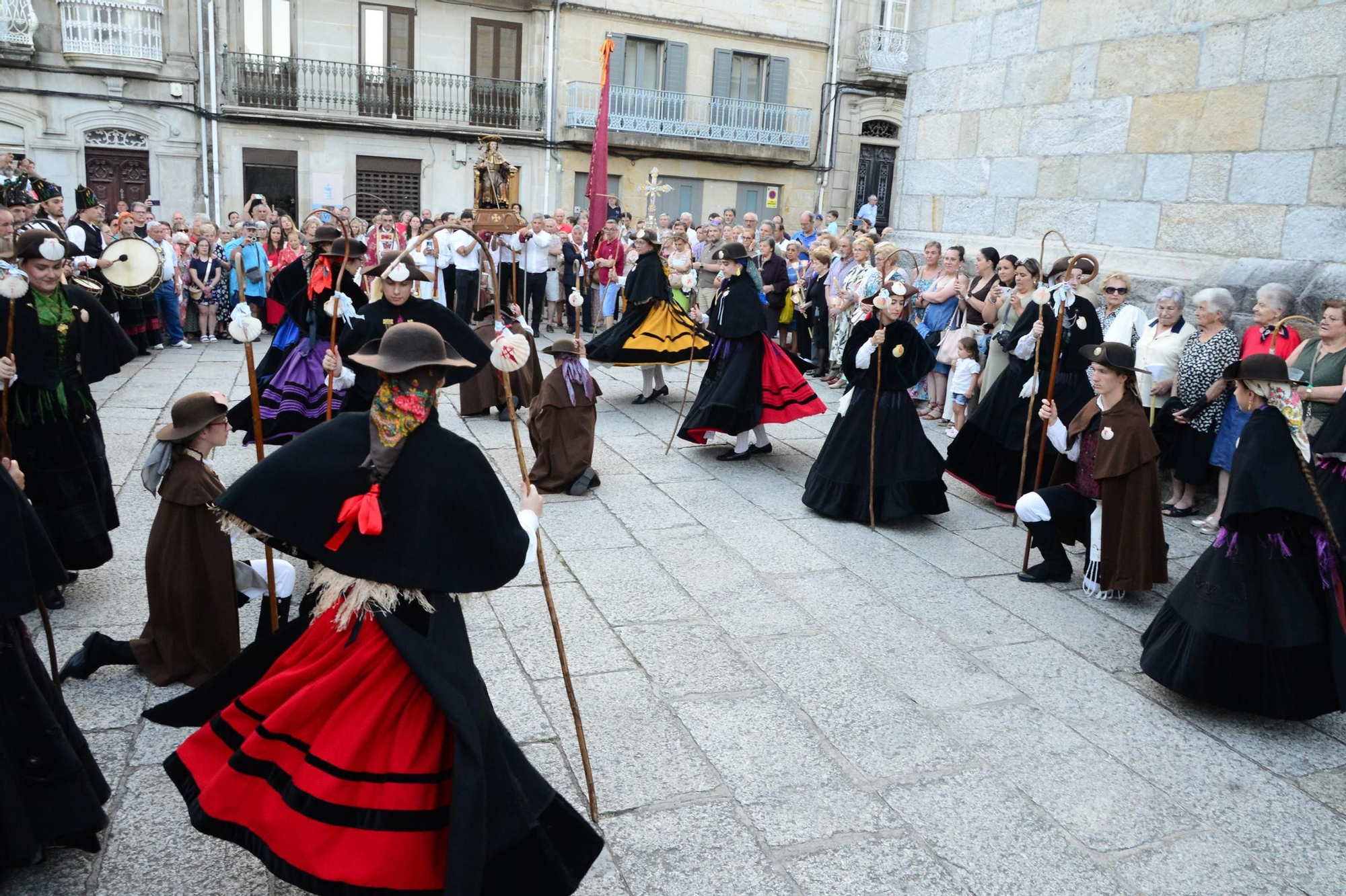 Cangas honra ao seu patrón con procesión e danza