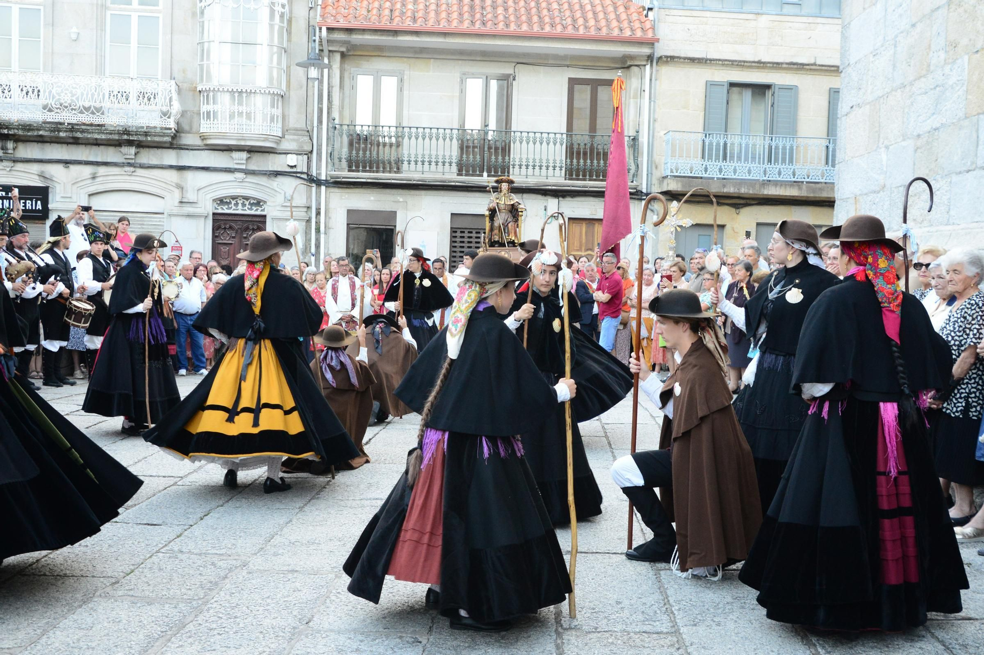 Cangas honra ao seu patrón con procesión e danza
