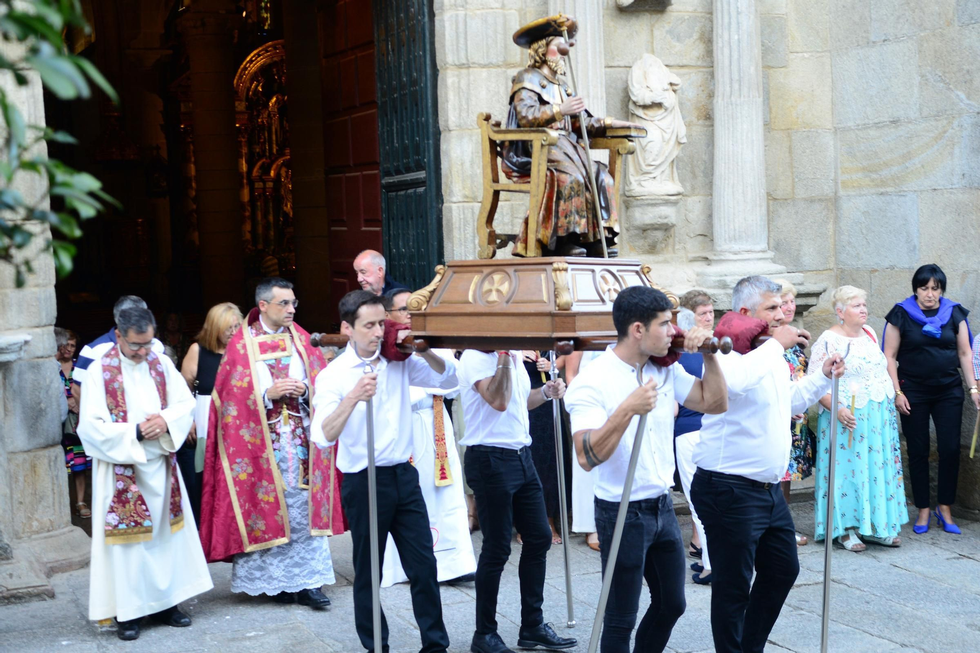 Cangas honra ao seu patrón con procesión e danza