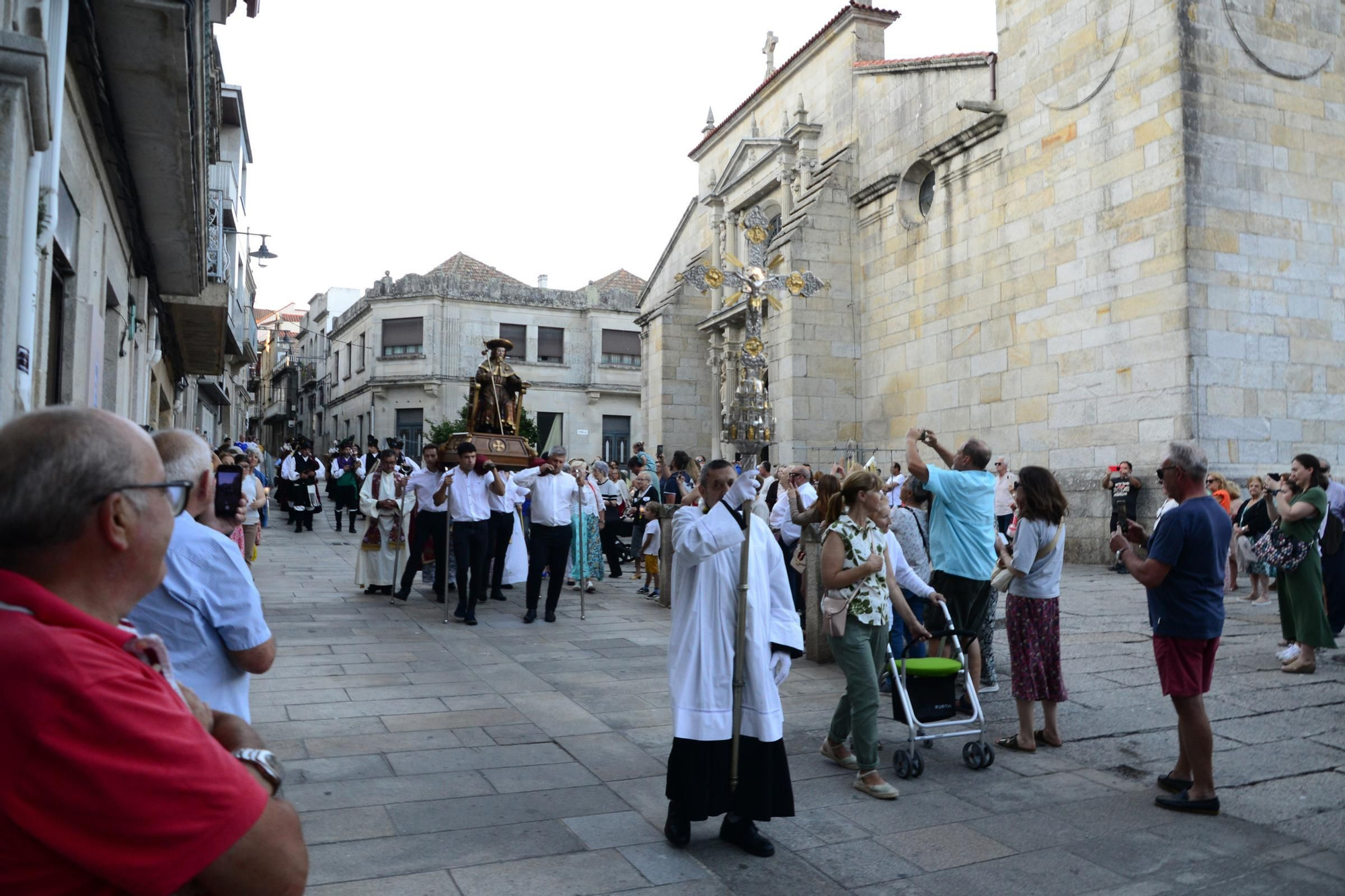 Cangas honra ao seu patrón con procesión e danza