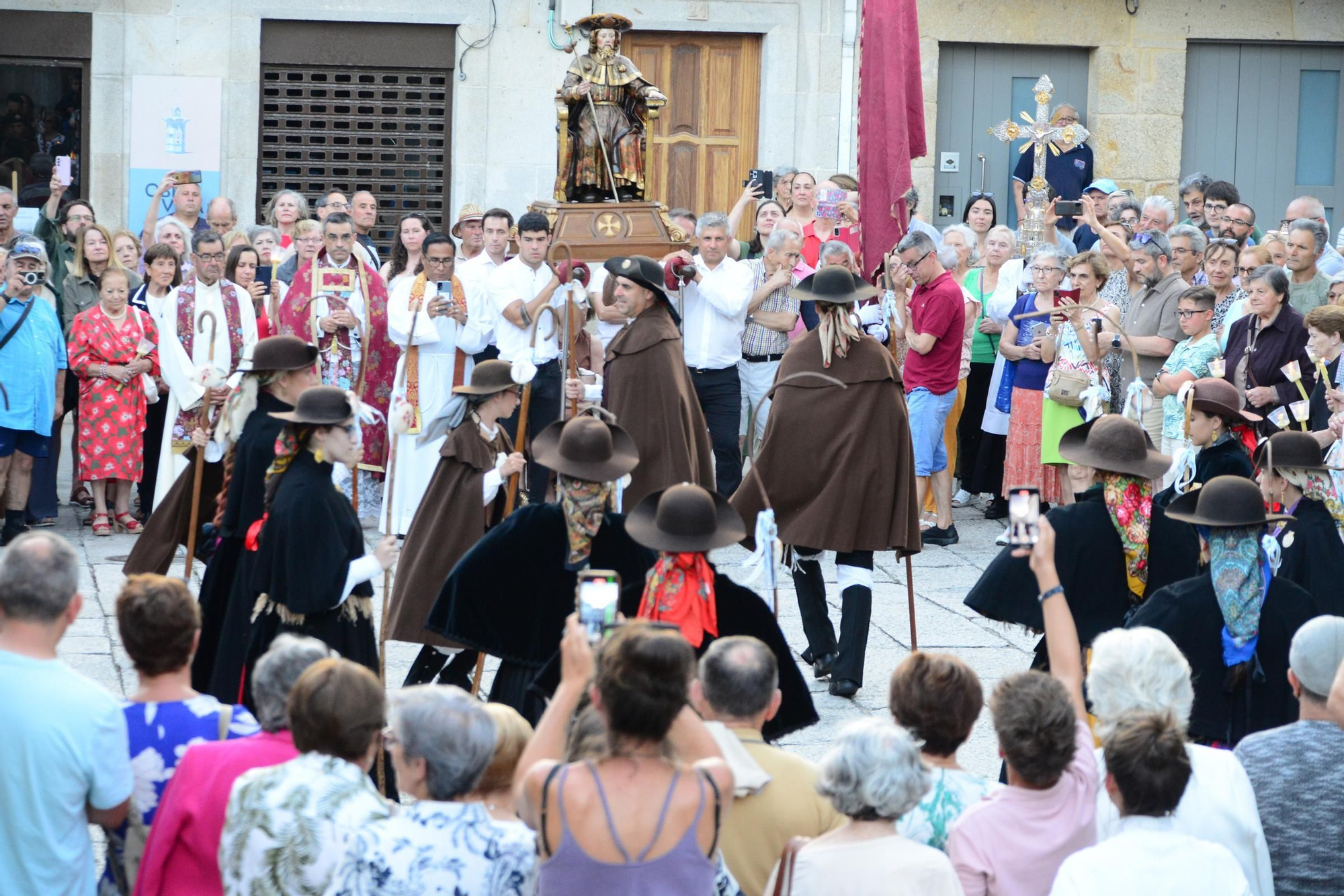 Cangas honra ao seu patrón con procesión e danza