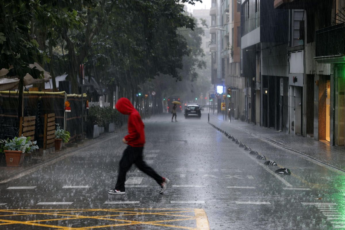 Aspecto de una calle del centro de Barcelona este sábado durante la tormenta que ha caido en la capital catalana.